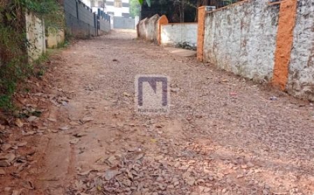 റീ ടാറിങിന് പൊളിച്ചിട്ട റോഡിൽ ഗതാഗതം മുടങ്ങി; യാത്രാ ദുരിതത്തിൽ നാട്ടുകാർ 