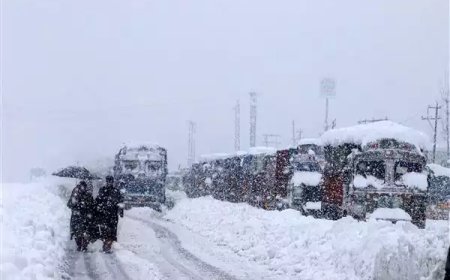 കശ്മീരില് കനത്ത മഞ്ഞുവീഴ്ച; ദേശീയപാതയടച്ചു, വിമാനങ്ങള് റദ്ദാക്കി