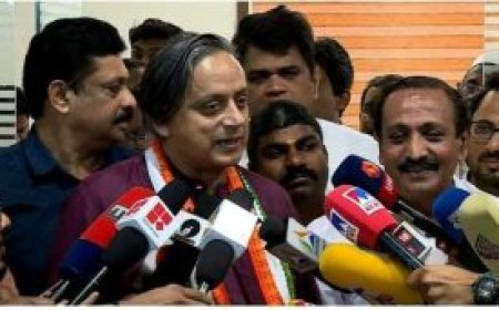 മുഖ്യമന്ത്രിക്കായിട്ട് ഒരു കോട്ട് ഉണ്ടോ? ആര് എന്ത് പറഞ്ഞാലും പ്രശ്നമില്ല, ചെന്നിത്തലയ്ക്ക് മറുപടി നൽകി തരൂർ