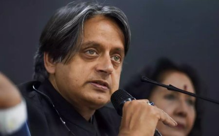 സമൂഹത്തിൽ ജാതിബോധം വളർത്തുന്നത് രാഷ്ട്രീയക്കാർ; ശശി തരൂർ