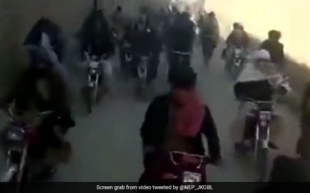 "No Motorcycle Rally": People Chase Wheat Truck Amid Pak Food Crisis