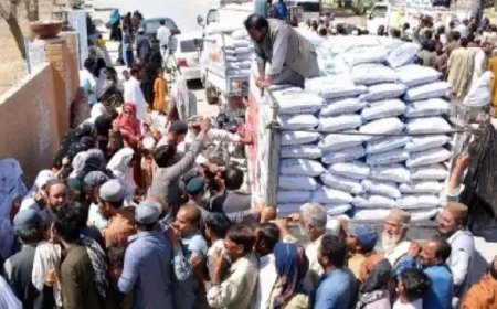 ഗോതമ്പ് ട്രക്കിനെ പിന്തുടര്‍ന്ന് ജനം; പാകിസ്ഥാനില്‍ ഭക്ഷ്യക്ഷാമം രൂക്ഷം