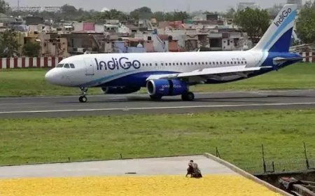 വിമാനത്തിൻ്റെ എമർജൻസി ഡോർ തുറന്ന സംഭവം; തുറന്നത് തേജസ്വി സൂര്യയെന്ന് റിപ്പോർട്ട്