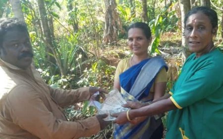 വീട് പണിക്കുള്ള പണം പ്ലാസ്റ്റിക് കവറിലാക്കി സൂക്ഷിച്ചു, ചവറുകളിൽ പെട്ടു, ഹരിതകര്‍മ സേനാംഗങ്ങൾ തിരികെ നൽകി