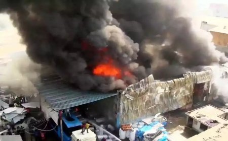 കലൂരിൽ ചെരുപ്പ് നിർമാണ യൂണിറ്റിൽ തീപിടിത്തം