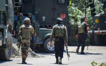 കശ്മീരിൽ ഭീകരാക്രമണം; പൊലീസുകാരന് ഉള്പെടെ 10 പേര്ക്ക് പരുക്ക്