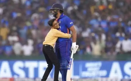 മത്സരത്തിനിടെ ഗ്രൗണ്ടിലേക്ക് ഓടി കുട്ടി; ഉപദ്രവിക്കരുതെന്ന് ആംഗ്യം കാട്ടി രോഹിത്