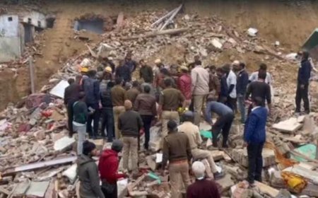 ആഗ്രയിൽ ഖനനത്തിനിടെ വീടുകൾ തകർന്നു വീണ് അപകടം