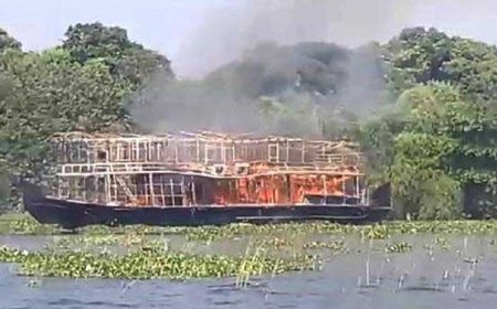 കൊല്ലത്ത് ഹൗസ്ബോട്ടിനു തീപിടിച്ചു; വിനോദസഞ്ചാരികളെ രക്ഷപ്പെടുത്തി