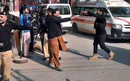 പാകിസ്ഥാൻ പള്ളിയിൽ ചാവേറാക്രമണം; പൊലീസുകാരുൾപ്പെടെ 17 മരണം, 83 പേർക്ക് പരിക്ക്