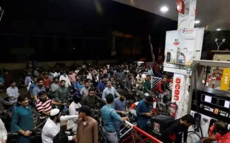 ഫെബ്രുവരി 15 മുതൽ ഇന്ധനവില മാറുമെന്ന് പാക് സർക്കാർ; പെട്രോൾ പമ്പുകളിൽ നീണ്ട ക്യൂ