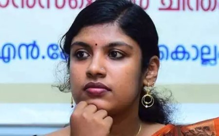 ചിന്ത ജെറോമിൻ്റെ ഡോക്ടറേറ്റ് റദ്ദാക്കണം; ഗവർണർക്കും വിസിക്കും പരാതി