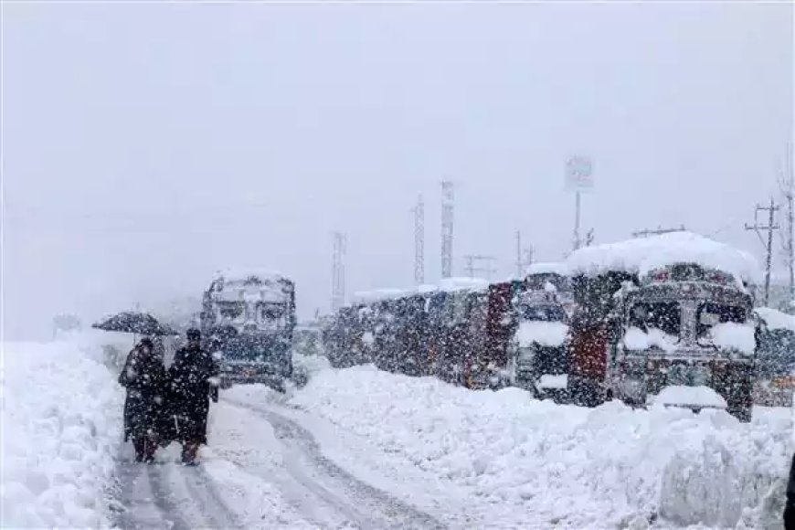 കശ്മീരില്‍ കനത്ത മഞ്ഞുവീഴ്ച; ദേശീയപാതയടച്ചു, വിമാനങ്ങള്‍ റദ്ദാക്കി