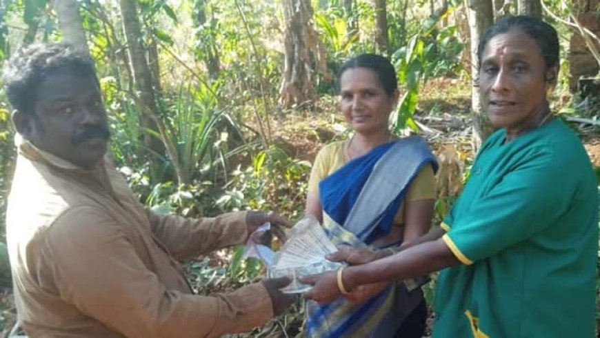 വീട് പണിക്കുള്ള പണം പ്ലാസ്റ്റിക് കവറിലാക്കി സൂക്ഷിച്ചു, ചവറുകളിൽ പെട്ടു, ഹരിതകര്‍മ സേനാംഗങ്ങൾ തിരികെ നൽകി