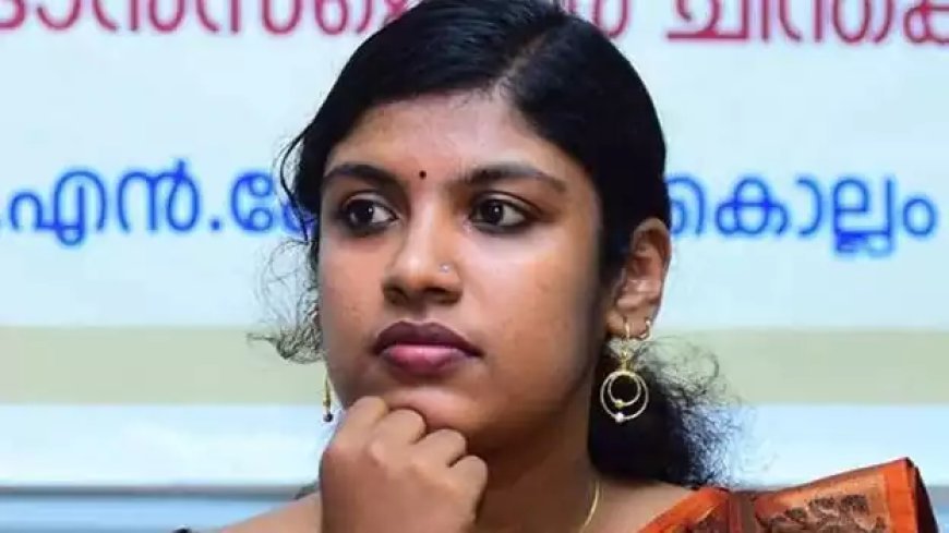 ചിന്ത ജെറോമിൻ്റെ ഡോക്ടറേറ്റ് റദ്ദാക്കണം; ഗവർണർക്കും വിസിക്കും പരാതി