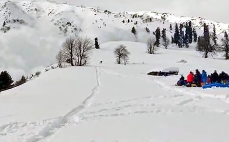 Avalanche Warning In 4 Districts After 2 Foreigners Killed At Kashmir Resort