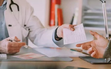 പരിശോധന ഇല്ലാതെ ഹെല്ത്ത് കാര്ഡ് നൽകിയ സംഭവം; രണ്ട് ഡോക്ടർമാരെ കൂടി സസ്പെൻഡ് ചെയ്തു