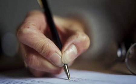 കുട്ടികൾക്ക് പുതിയ പാഠപുസ്തകങ്ങൾ തയ്യാറാക്കുക പരീക്ഷയെഴുതി ജയിച്ച അധ്യാപകർ