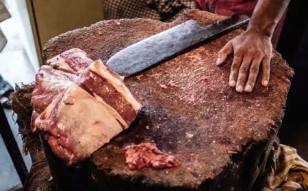 ഇറച്ചിയില് പുഴു; ചിറ്റാറ്റുകരയില് 3 ദിവസം പഴക്കമുള്ള 250 കിലോ ഇറച്ചി പിടികൂടി