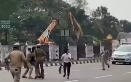 മുഖ്യമന്ത്രിക്ക് നേരെ കരിങ്കൊടി: കെ.എസ്.യു വനിതാ നേതാവിനെതിരെ പുരുഷ പൊലീസിന്റെ അതിക്രമം