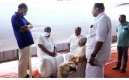 ദല്ലാൾ നന്ദകുമാറിൻ്റെ അമ്മയെ ആദരിക്കുന്ന ചടങ്ങിൽ ഇ പി ജയരാജൻ, പ്രതിരോധ ജാഥയിലെ അസാന്നിദ്ധ്യം മനപൂര്വ്വമോ?