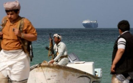 Houthi Rebels Fire Missile at US Warship in Red Sea in First Attack After Yemen Strikes