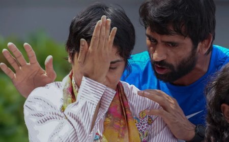 Vinesh Phogat Cries Inconsolably After Returning Home