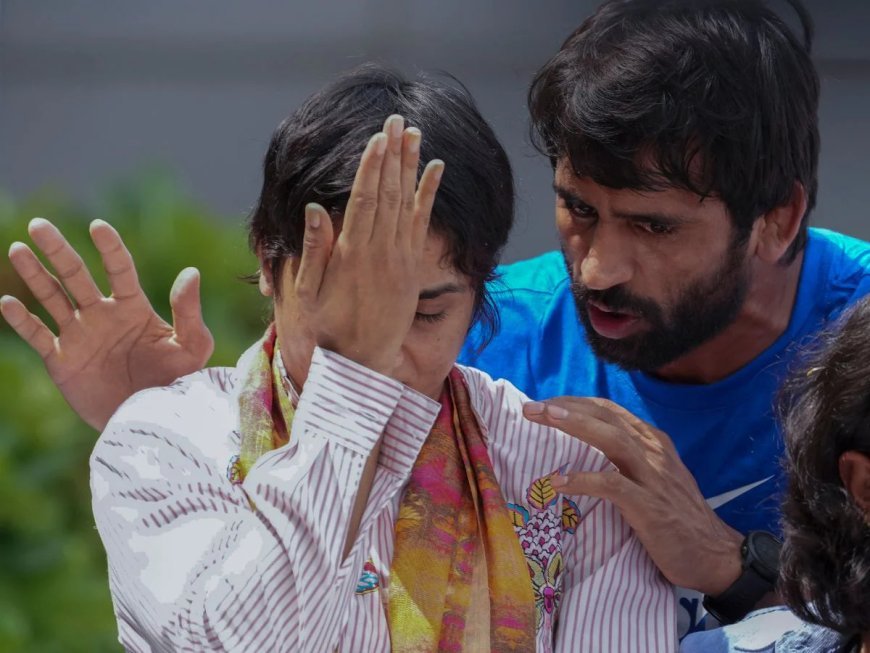 Vinesh Phogat Cries Inconsolably After Returning Home