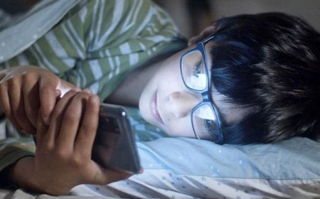 Smart phone while waking and sleeping; Have a headache and pain around the eyes? 'Computer Vision Syndrome', can cause you to lose your sight
