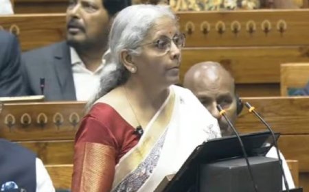 'केरल में हम उन लोगों पर भी नज़र रखेंगे जो बस से उतरकर सामान ले जाते हैं': निर्मला सीतारमण